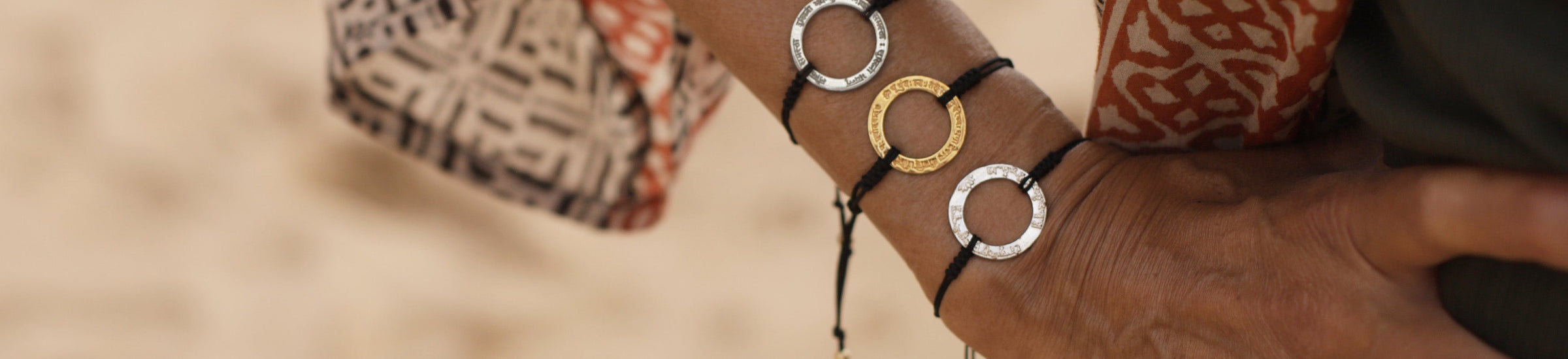 Mantra Armbänder | Mantra Armreifen mit Sanskrtitschrift | Mantraschmuck für die Yoga Praxis | Sterling Silber hochwertig vergoldet | ETERNAL BLISS | Mantra bracelets | Mantra bangels with sanskrit characters | Mantra jewellery for yoga practice