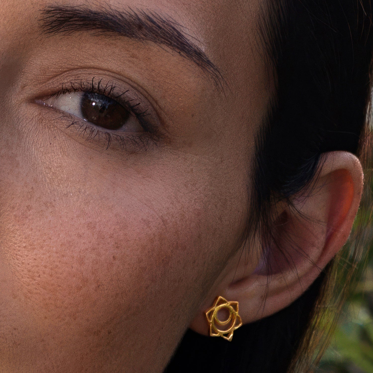 Die Yogalehrerin Steffi kombiniert vergoldete Sakral Chakra Ohrstecker mini mit spirituellem Schmuck von ETERNAL BLISS