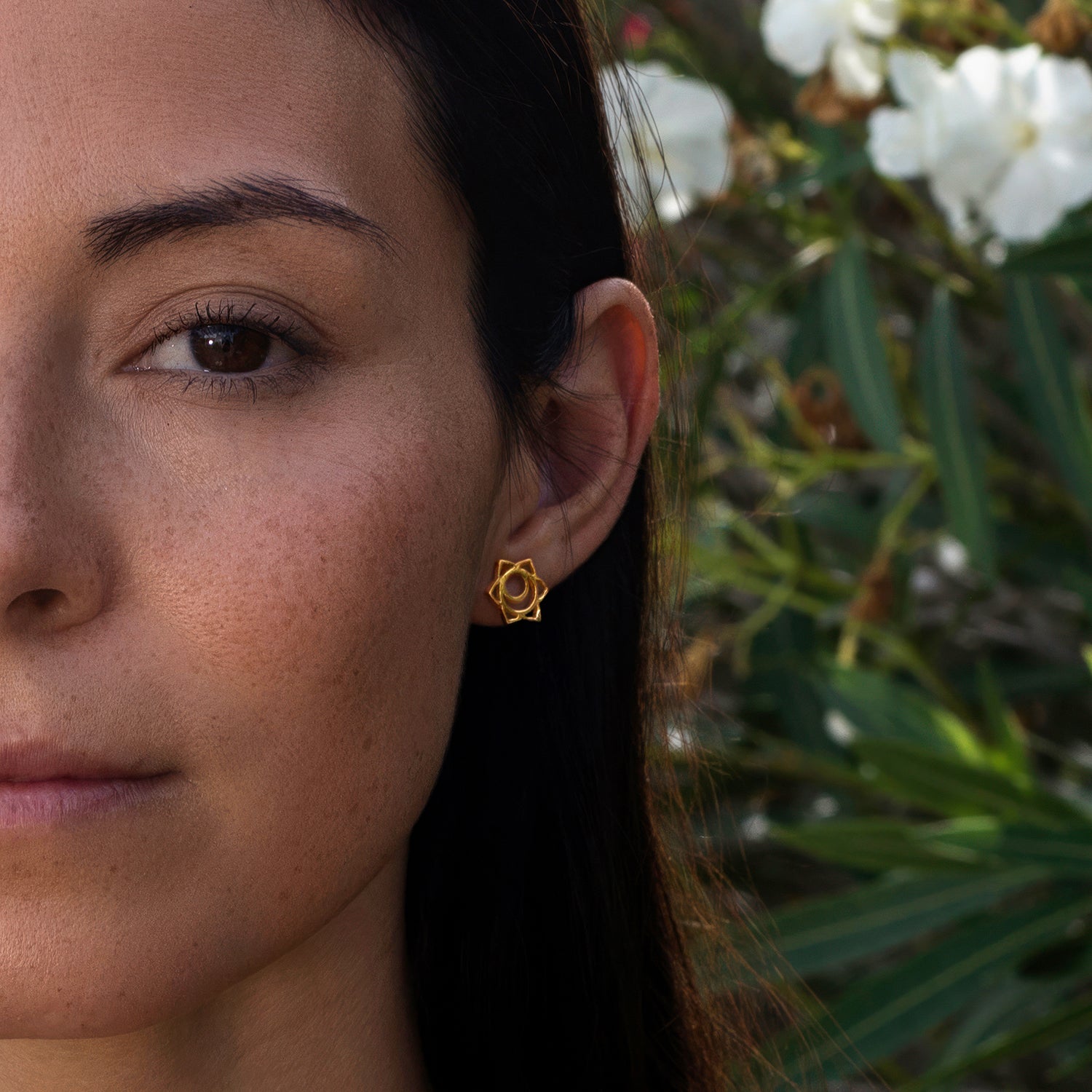 Die Yogalehrerin Steffi trägt unter anderem vergoldete Sakral Chakra Ohrstecker mini von ETERNAL BLISS - Spiritueller Schmuck