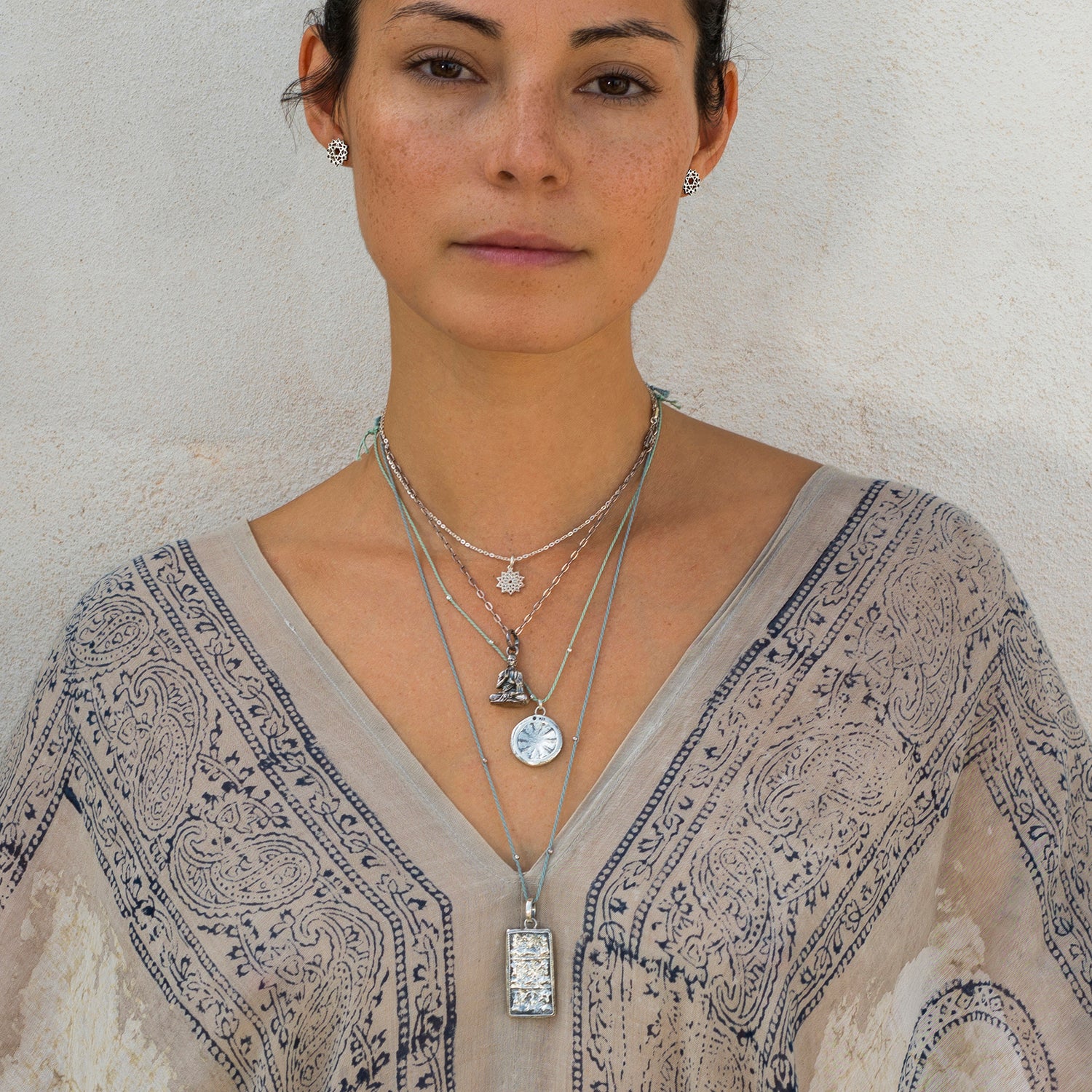 Steffi kombiniert Herz Chakra Ohrstecker mini aus Sterling Silber zu verschiedenen spirituellen Ketten von ETERNAL BLISS