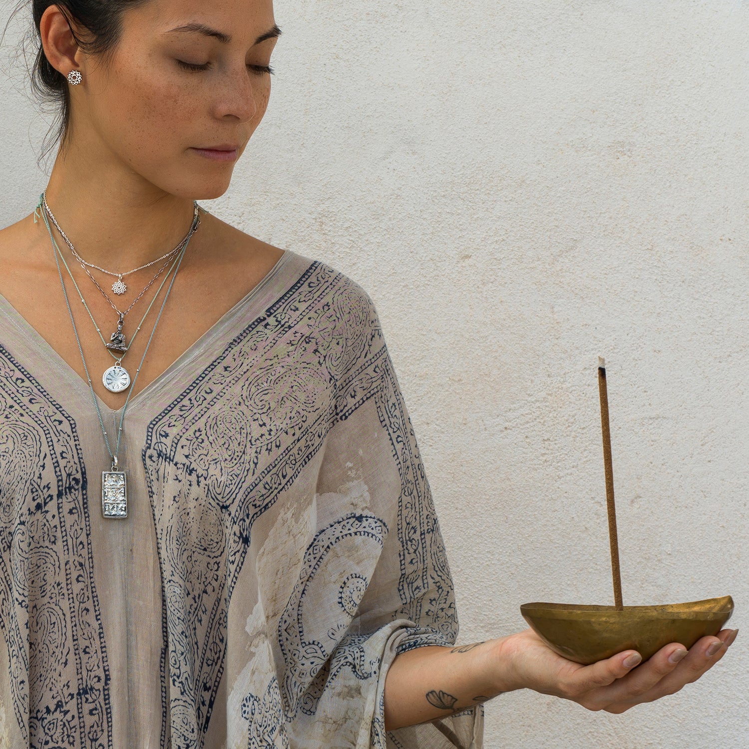 Steffi kombiniert silberne Herz Chakra Ohrstecker mini zu verschiedenen spirituellen Ketten von ETERNAL BLISS
