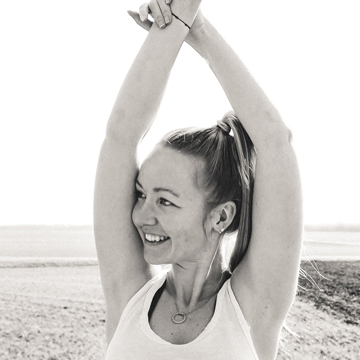 Hedy trägt eine hochwertige Lokah Samastah Mantra Silberkette von ETERNAL BLISS - Spiritueller Yoga Schmuck