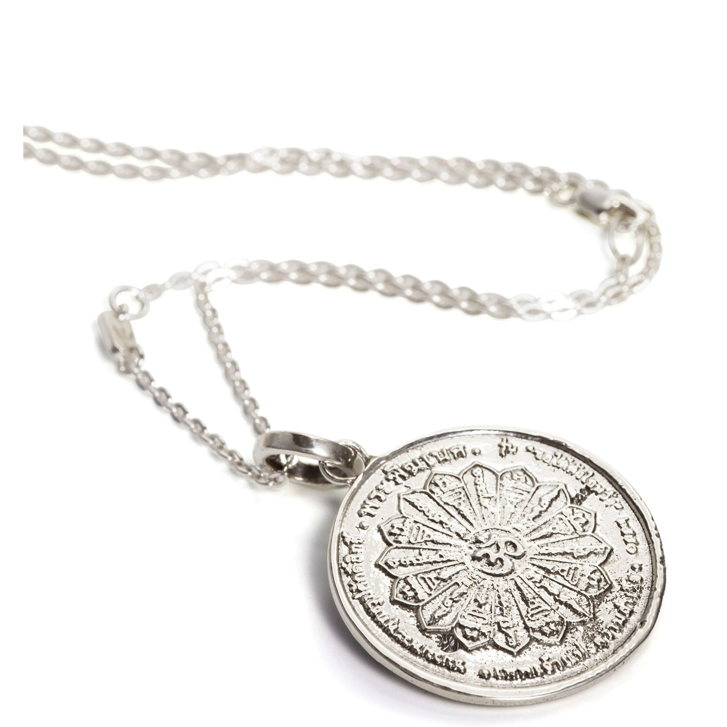 Hochwert gestaltete Rückseite mit Om Symbol des Ganesha Amuletts in Silber