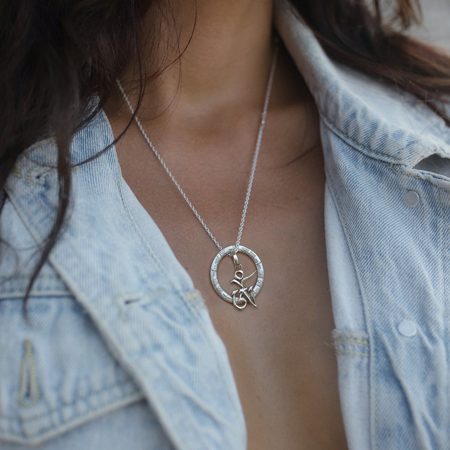 Yoga teacher Gianna trägt eine Silberkette "Universelle Liebe" mit Aham-Prema-Mantra-Anhänger und Anhänger Tibetisches Om aus Sterling Silber