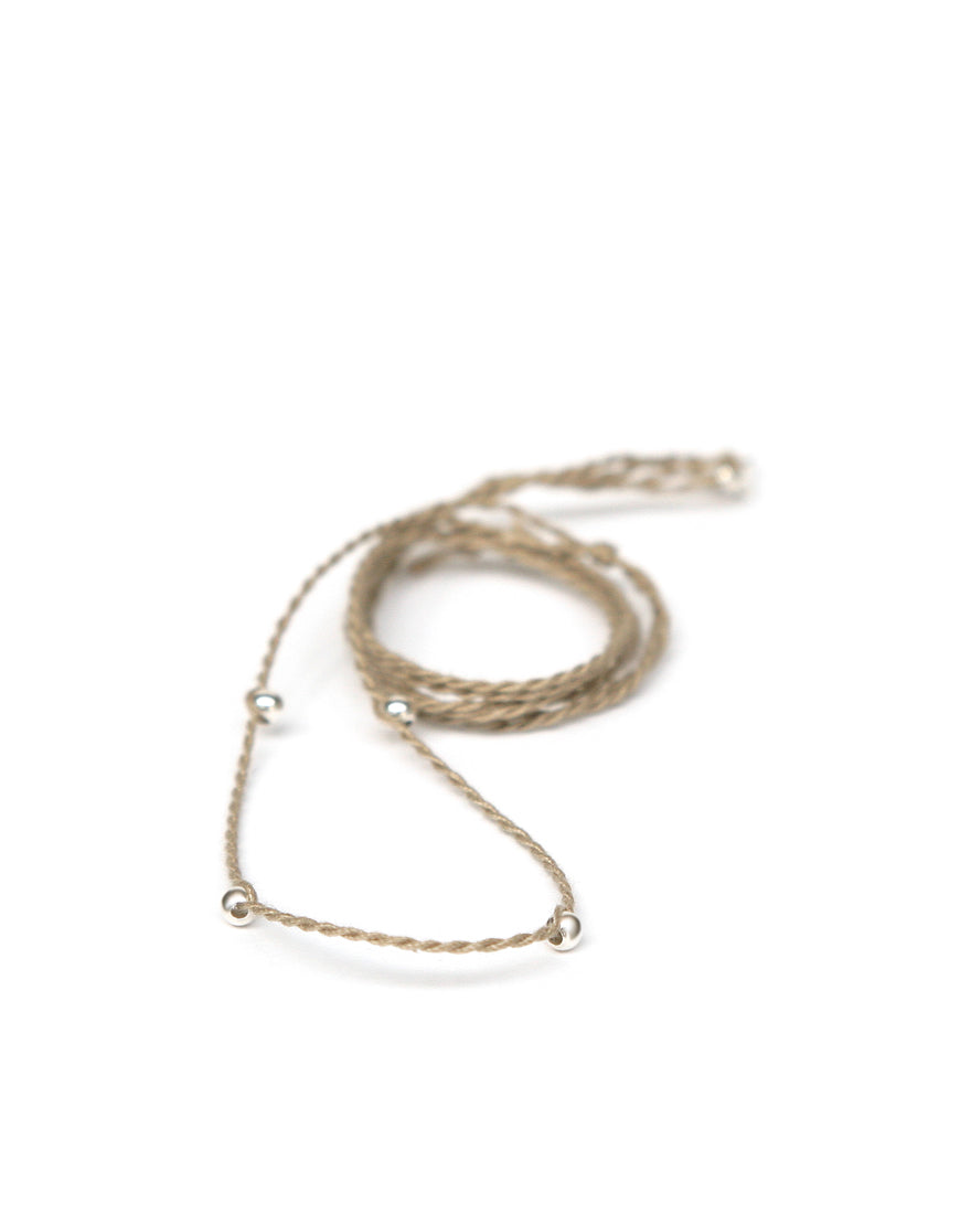 Halsband sandfarben aus Baumwolle mit silbernen Perlen von ETERNAL BLISS