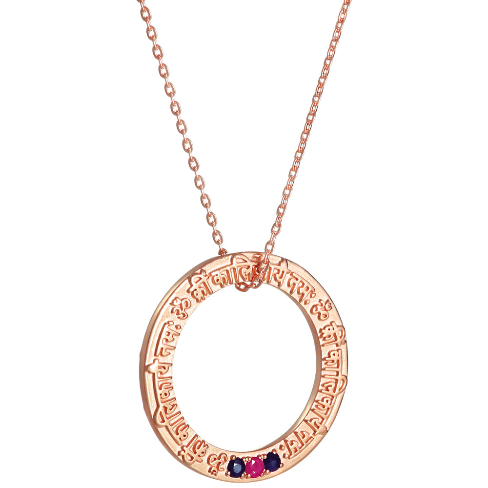 Kali Mantra Anhänger aus rosé vergoldetem Sterling Silber mit Rubin und Saphir Edelsteinen von ETERNAL BLISS aus der Spirituellen Yoga Schmuckkollektion