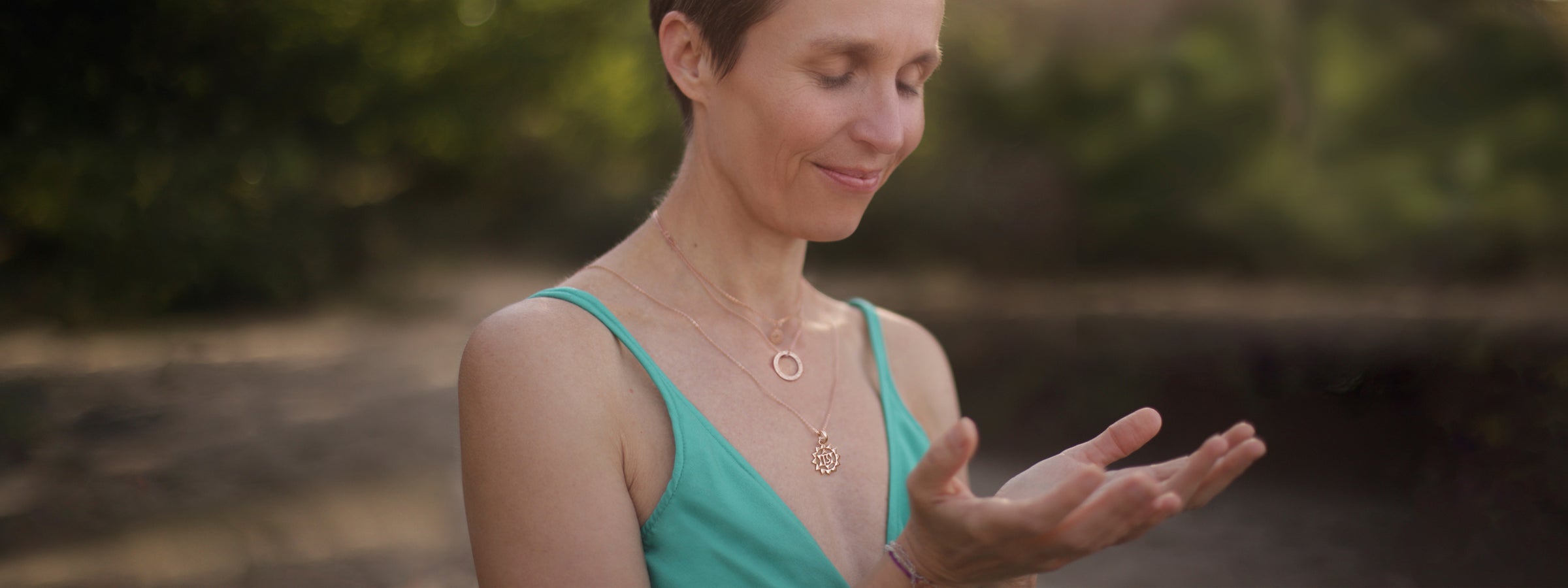 Spirituelle Schmuckkollektion: Annette Söhnlein, Yoga Lehrerin in Berlin, trägt verschiedene Ketten aus der Herz Chakra Schmuckkollektion