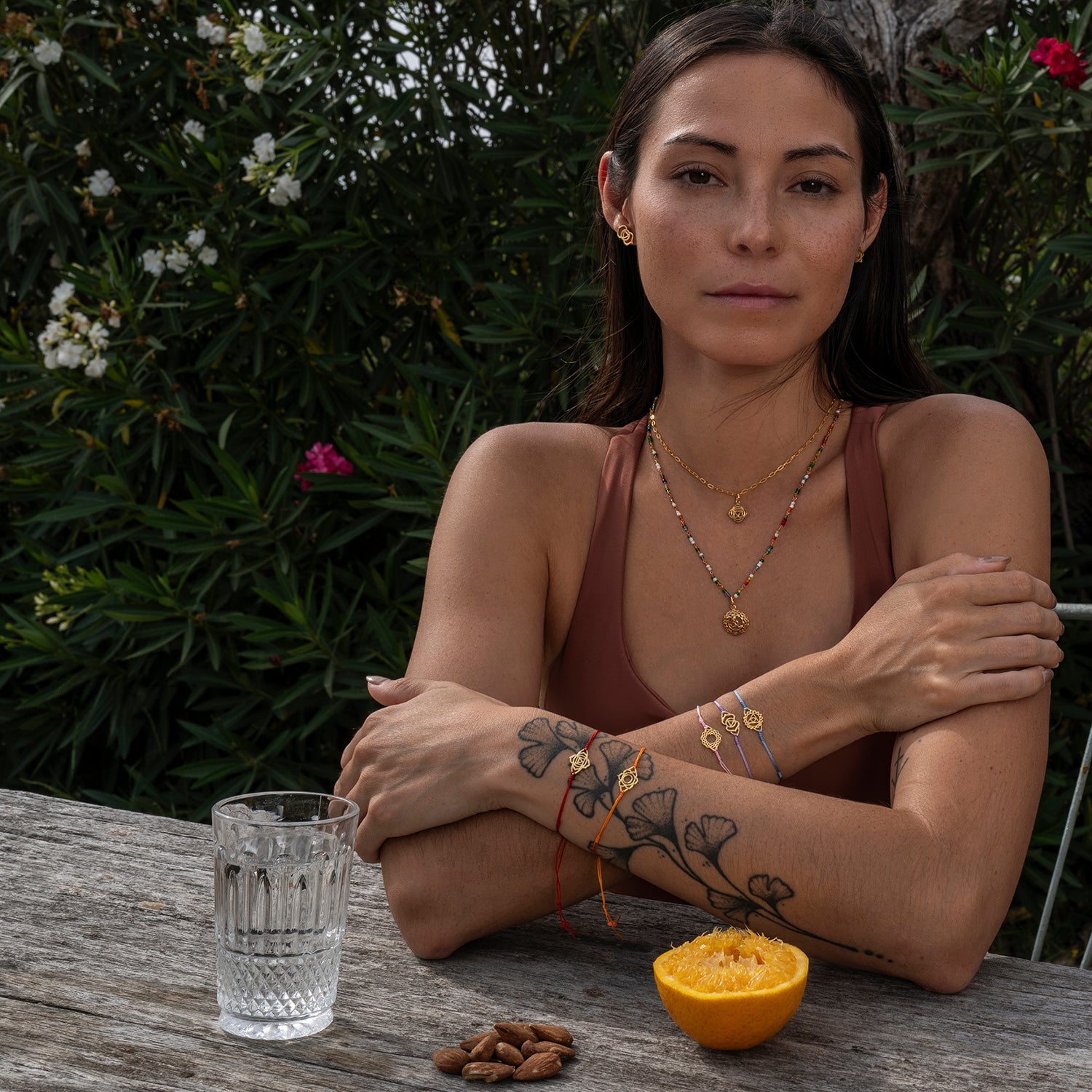 Yoga Teacher Steffi trägt ein vergoldetes Sakral Chakra Armband mini von ETERNAL BLISS - Spiritueller Schmuck