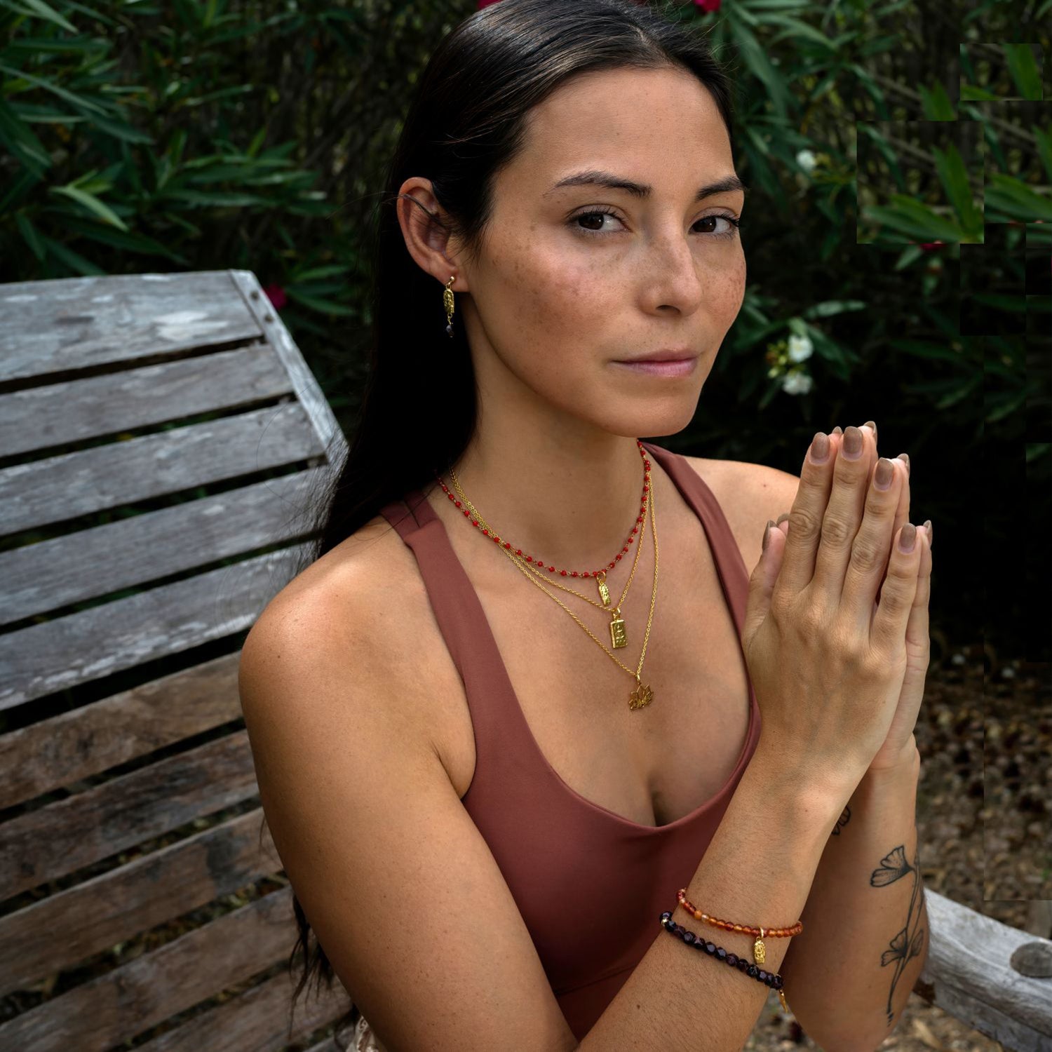 Die balinesisch-deutsche Yoga-Lehrerin Steffi kombiniert ein Buddha-Armband mit Karneol-Edelsteinen zu hochwertig vergoldetem Sterlin-Silber-Buddha-Schmuck von ETERNAL BLISS