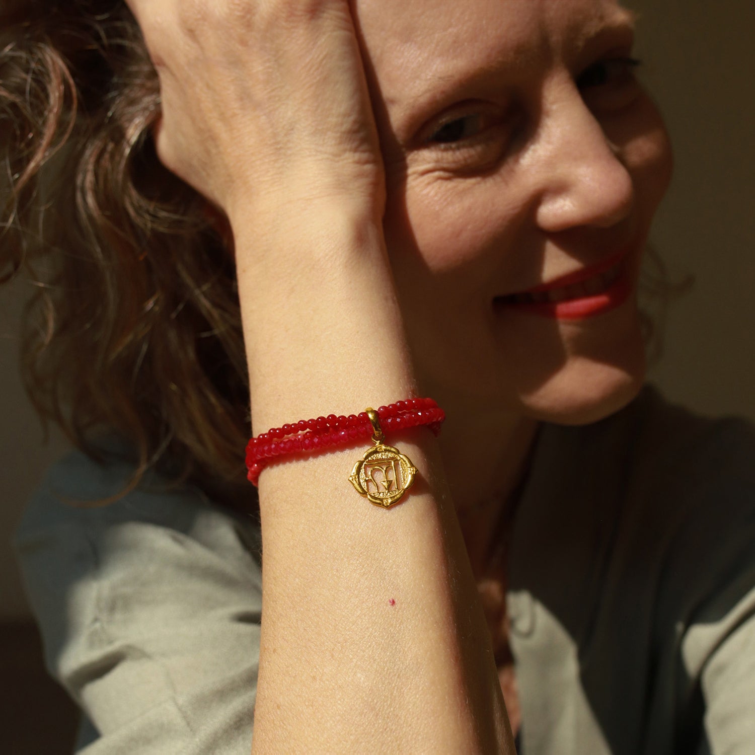 Elena Lustig, Yoga Lehrerin in Berlin, trägt das Wurzel Chakra Edelstein Armband mit Anhänger aus Sterling Silber vergoldet von Eternal Bliss
