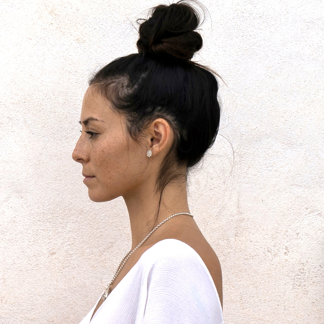 Die Yogalehrerin Steffi trägt unter anderem Kronen Chakra Ohrstecker mini aus Sterling Silber von ETERNAL BLISS - Spiritueller Schumuck