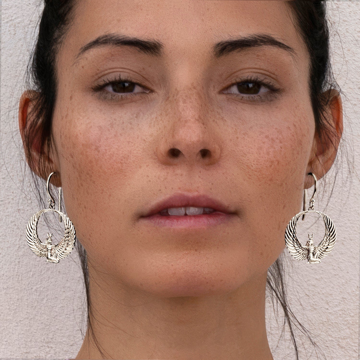 Yoga Teacher Steffi trägt silberne Göttin-Isis-Ohrringe mit Bergkristall von ETERNAL BLISS - Ägyptischer Schmuck