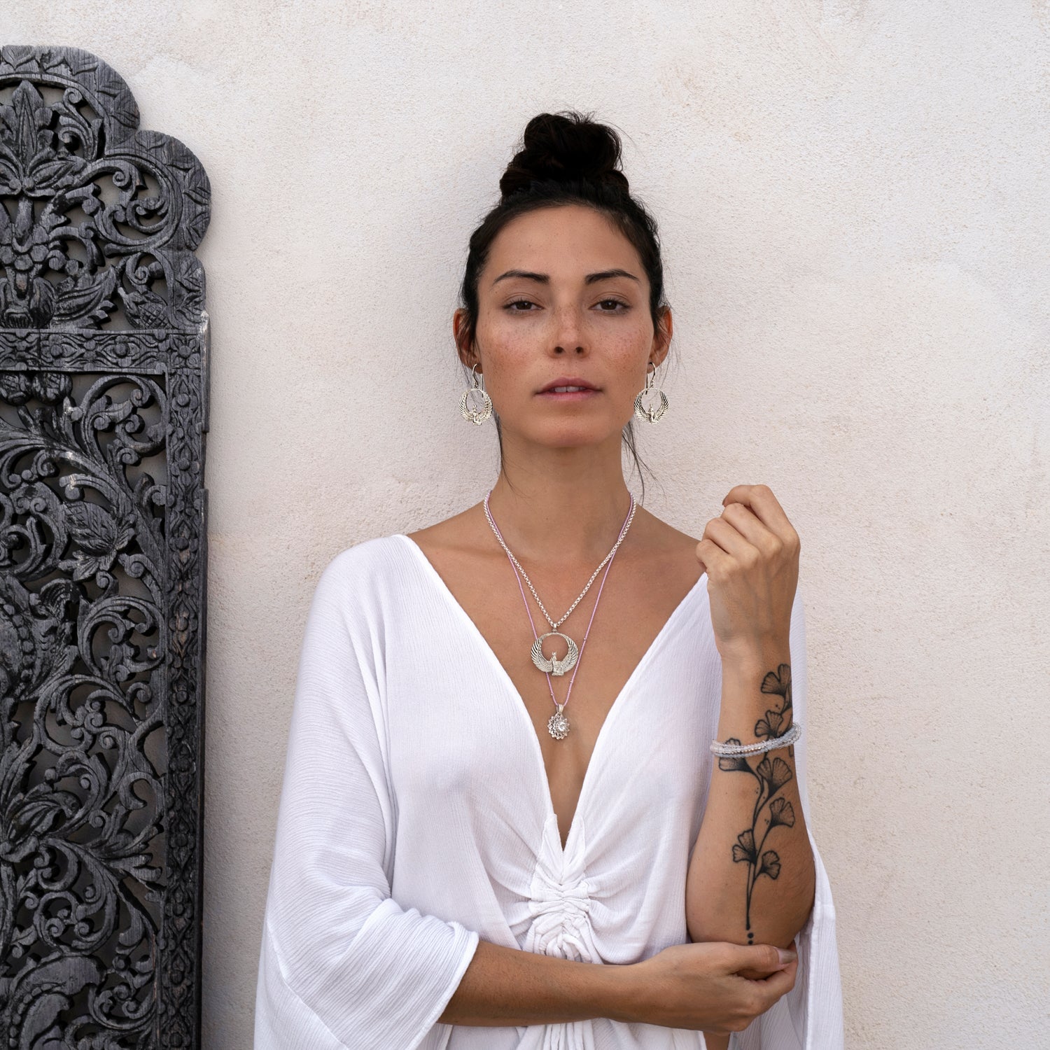 Yoga Teacher Steffi mit silbernem ägyptischem Schmuck