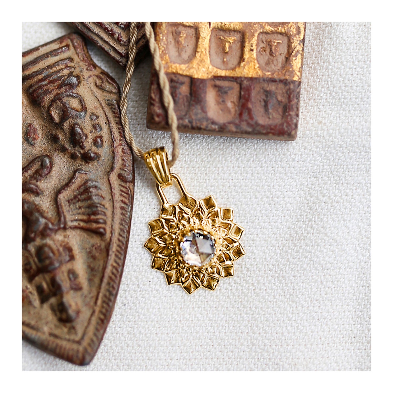 Spiritueller Schmuck: Kronenchakra Anhänger aus vergoldetem Sterling Silber mit Bergkristall