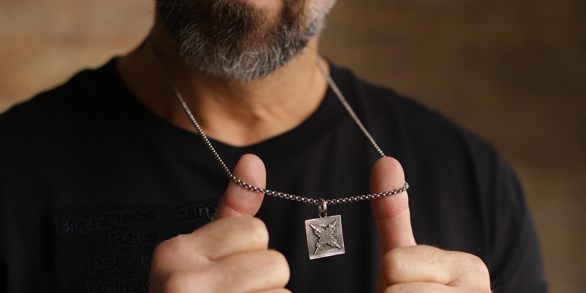 Yoga Teacher Valentin aus Leipzig trägt den Buddha-Symbol-Anhänger aus der Männer Schmuck Kollektion von ETERNAL BLISS