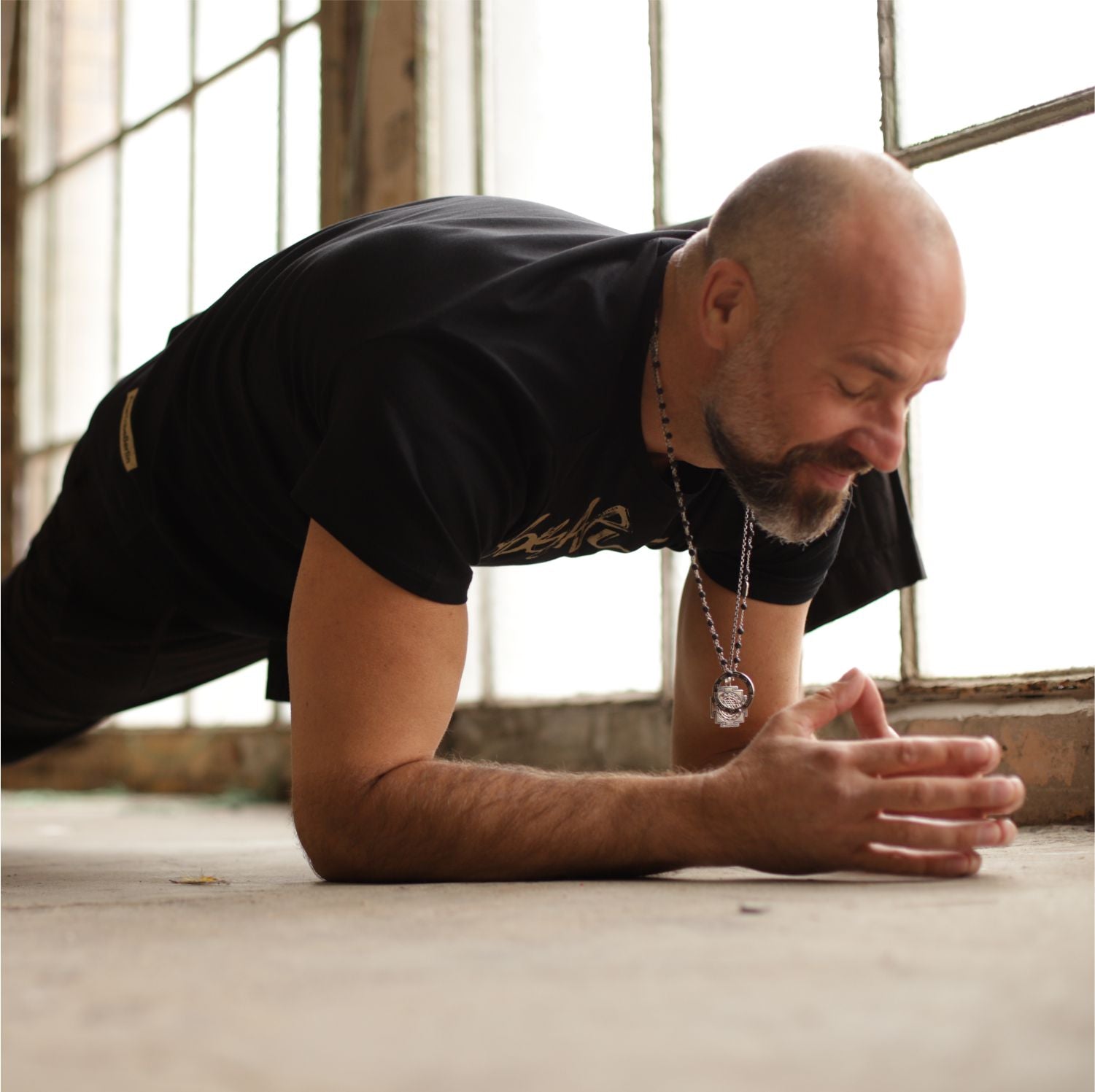 Valentin trägt eine Halskette aus Sterling Silber mit Lavaperlen und Buddha Amuletten bei seiner täglichen Yoga Praxis