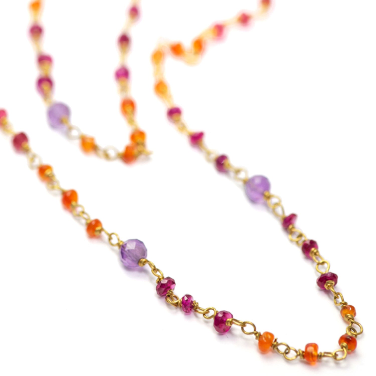 Die leuchtenden Edelsteine der Halskette "Prana" aus hochwertig vergoldetem Sterling Silber mit Rubinen, Karneolen, Amethyst und Sandelholz von Eternal Bliss