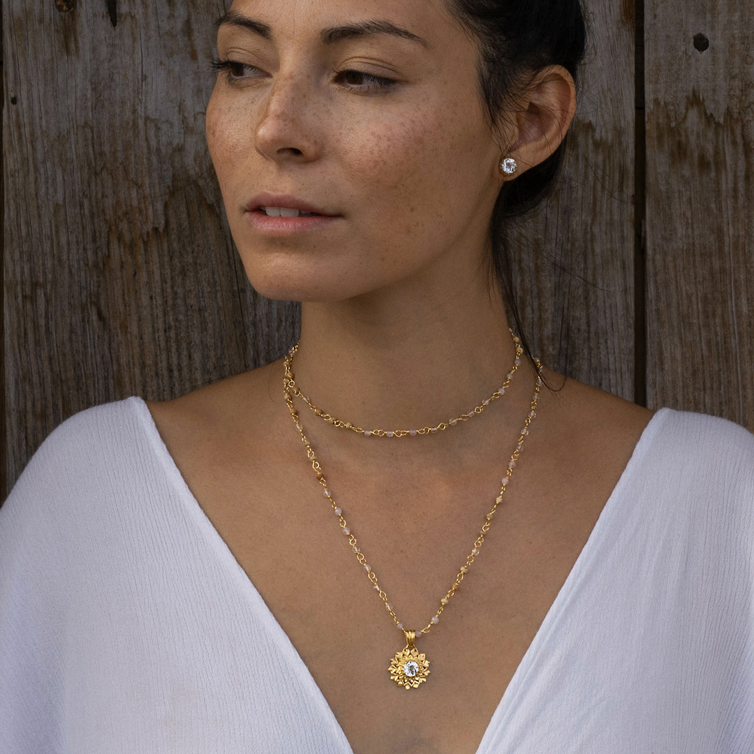 Detailaufnahme: Yoga Teacher Steffi trägt die vergoldete Edelsteinkette Mental Flow von Eternal Bliss