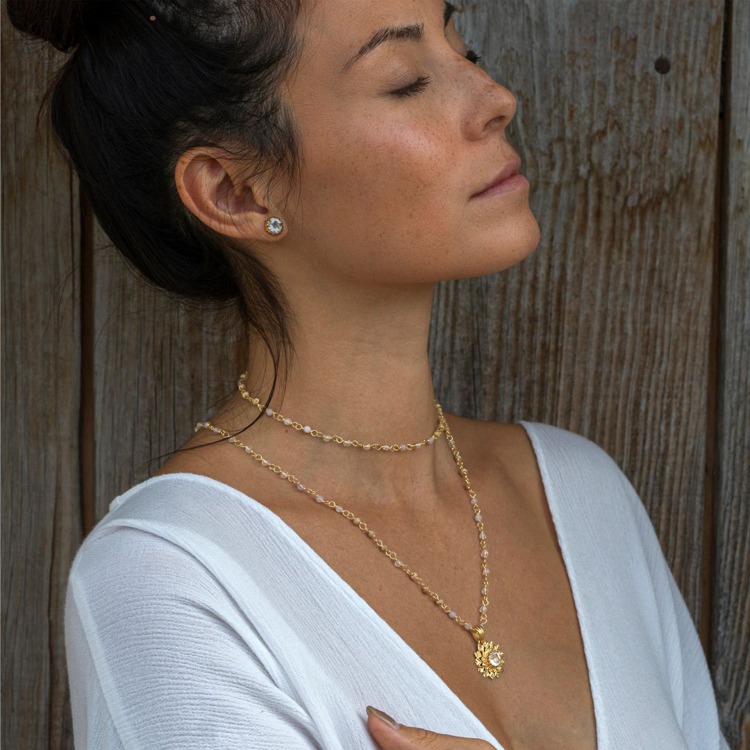 Yoga Teacher Steffi trägt die vergoldete Edelsteinkette Mental Flow zusammen mit dem Kronenchakra Anhänger von Eternal Bliss