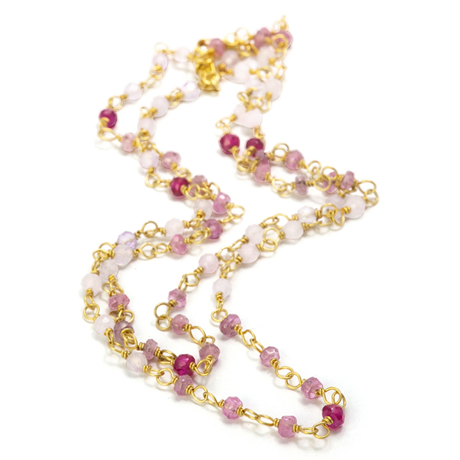 Gesamtansicht von Edelstein-Halskette "Sakura" aus hochwertig vergoldetem Sterling Silber mit Rubin, Bergkristall und Lavendar von Eternal Bliss