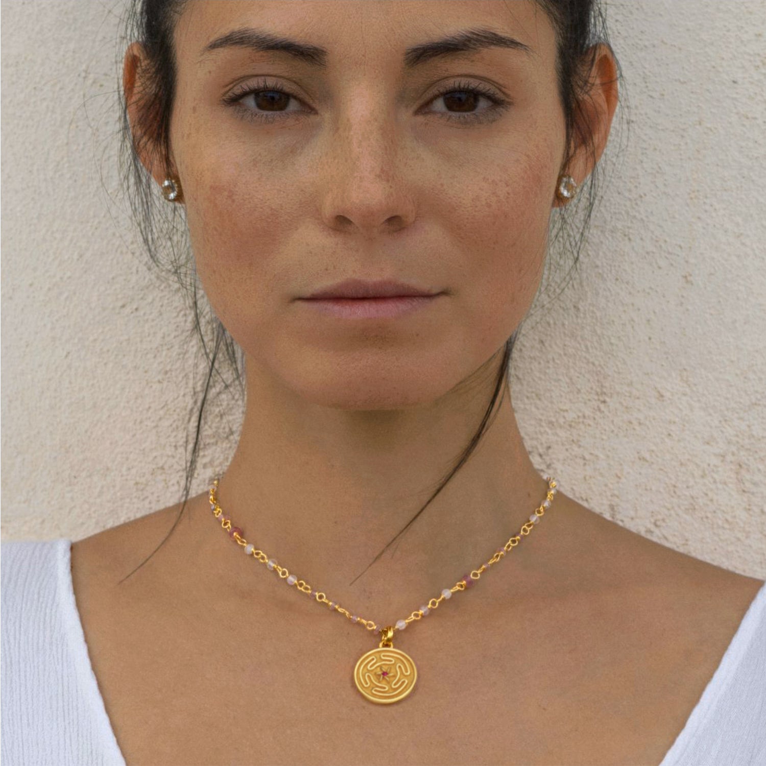 Yoga Teacher Steffi trägt die vergoldete  Edelsteinkette Sakura mit verschiedenen Edelsteinen und Hekate-Anhänger
