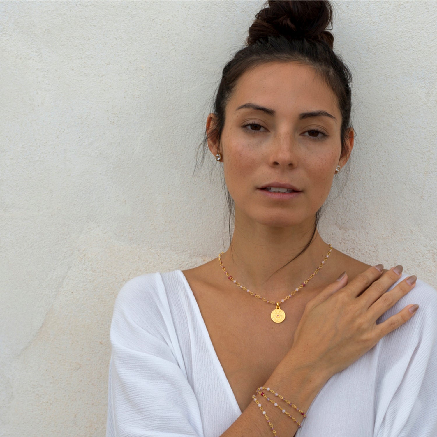 Yoga Teacher Steffi kombiniert die vergoldete  Edelsteinkette Sakura Bergkristall-Ohrsteckern und Hekate-Anhänger