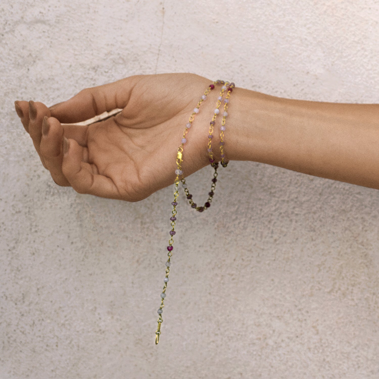 Yoga Teacher Steffi trägt die vergoldete  Edelsteinkette Sakura als Armband