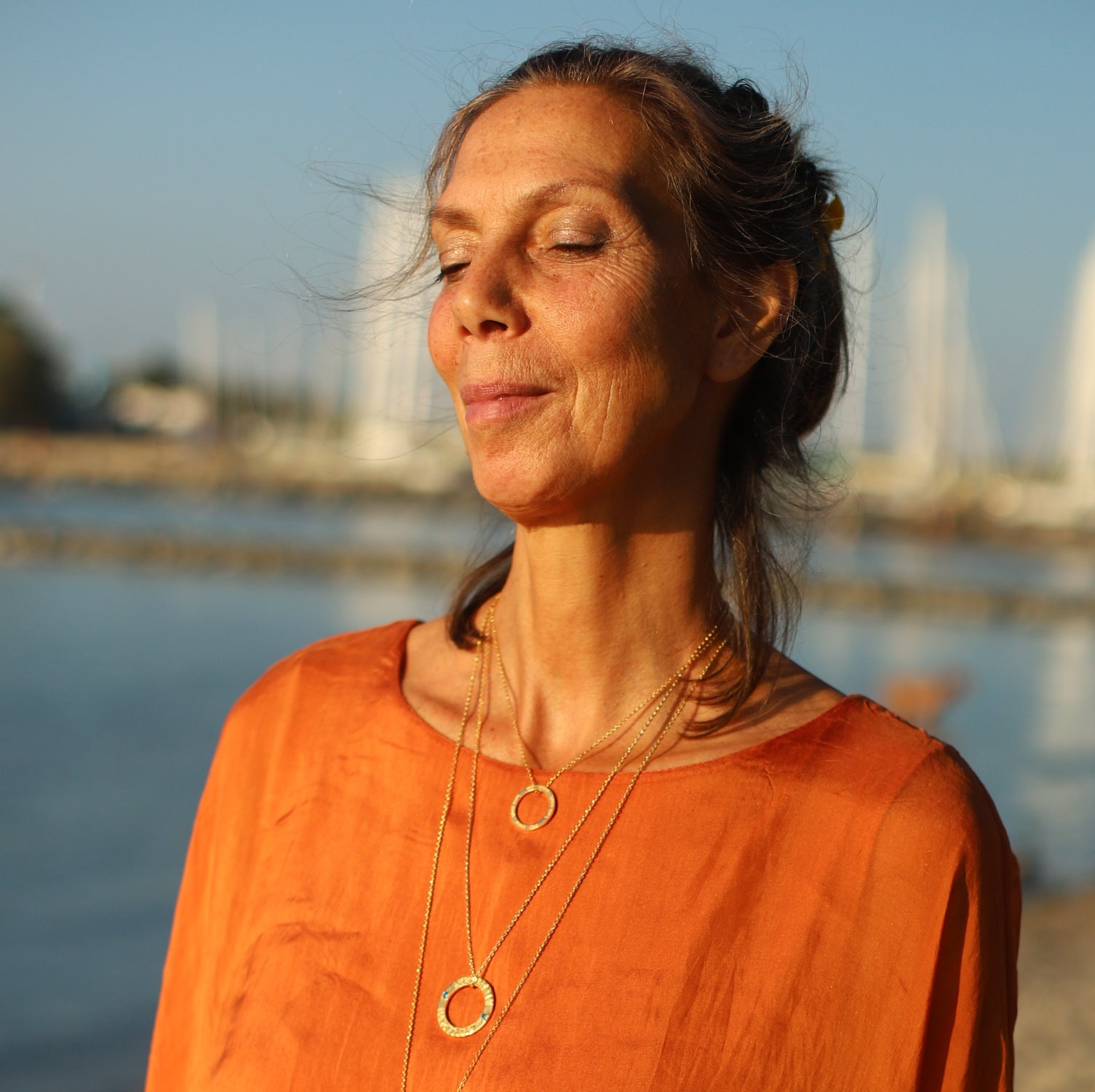 Cora trägt einen Lokah Samastah Mantra Anhänger vergoldet zusammen mit einer Tara Mantra Edelsteinkette von ETERNAL BLISS - Spiritueller Schmuck