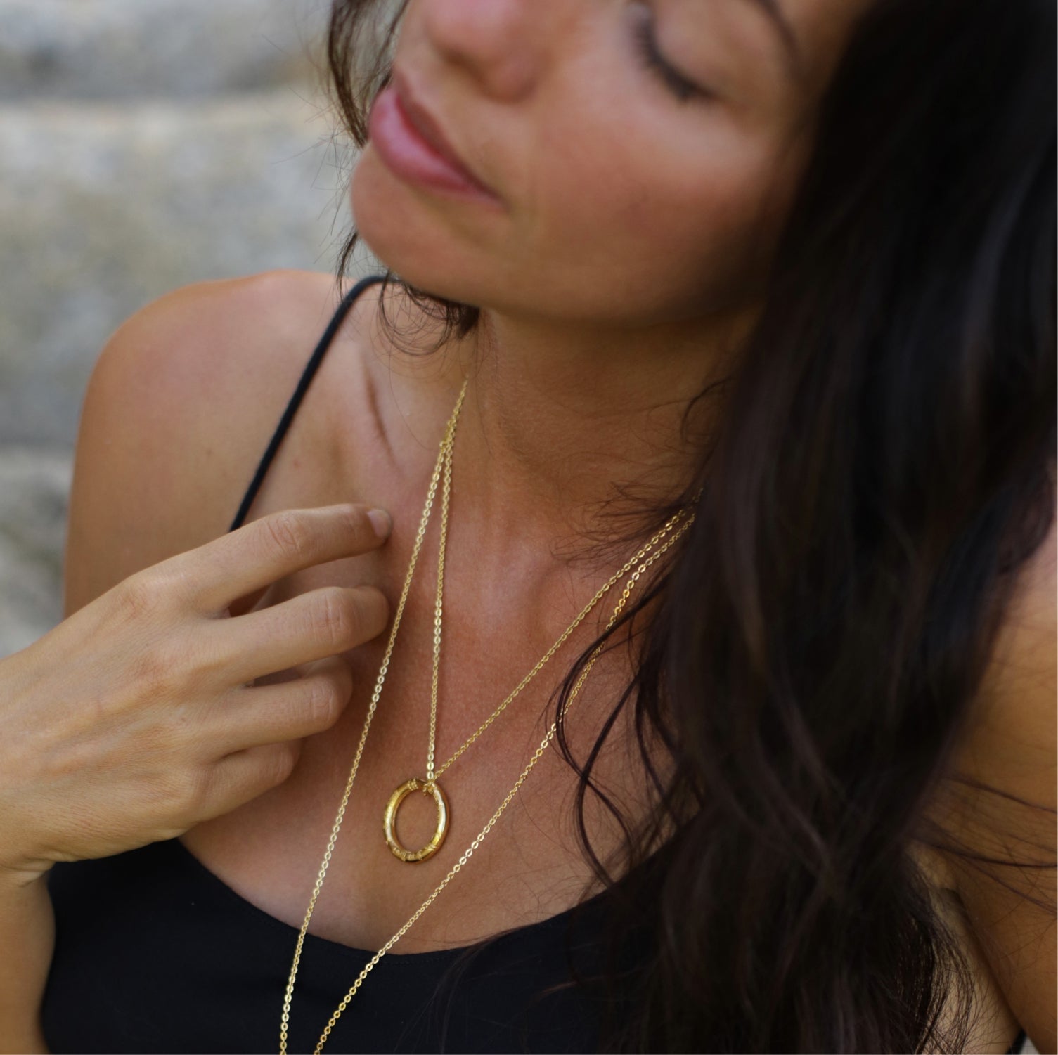 Gianna, Yogalehrerin in Bangkok, trägt eine Shiva Mantra Kette mit erhabener Schlange aus hochwertig vergoldetem Sterling Silber von ETERNAL BLISS