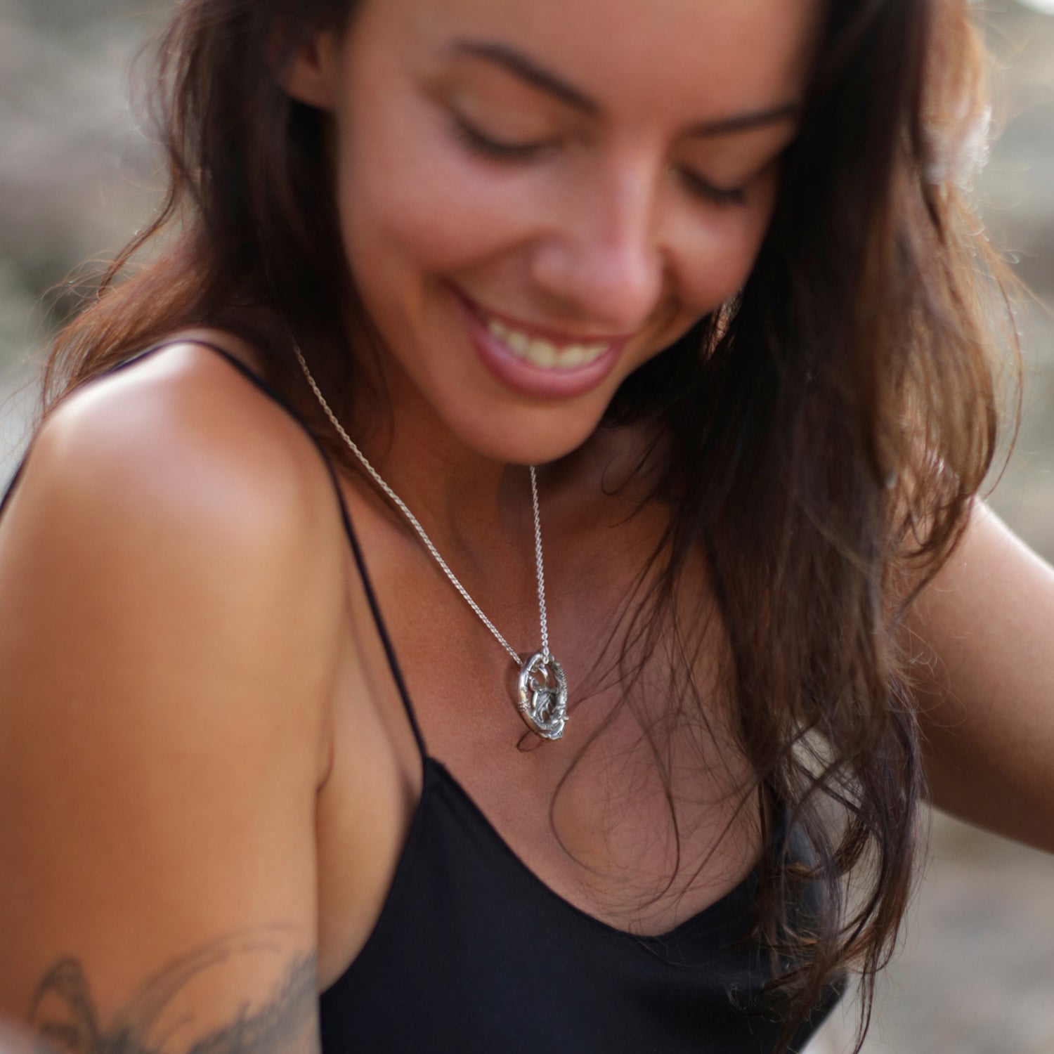 Die Balinesische Yogalehrerin Gianna trägt die silberne Halskette Essenz-des-Seins