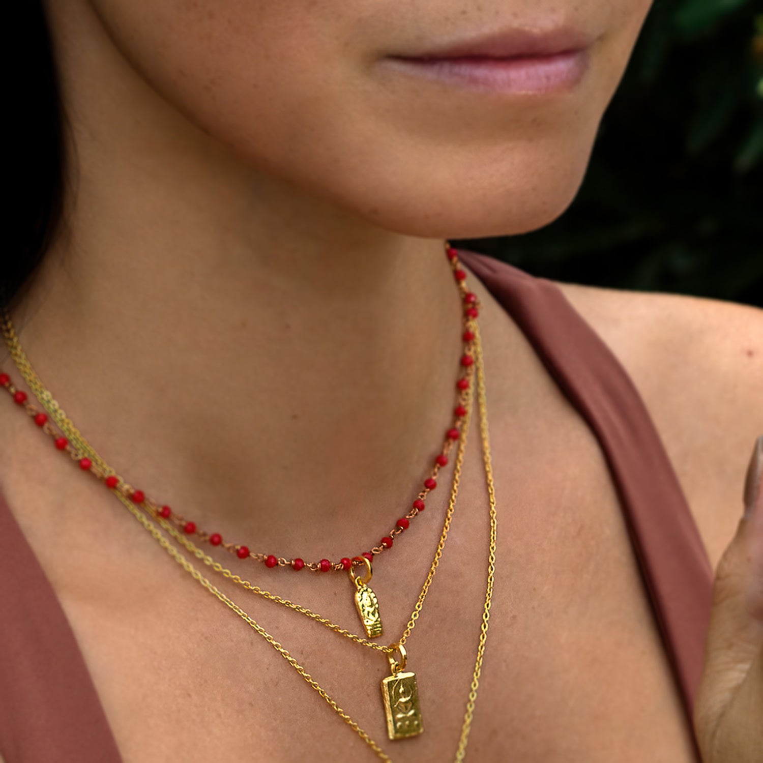 Die Yogalehrerin Steffi kombiniert ein Buddha Anhänger mini vergoldet aus Sterling Silber aus der Yoga Schmuckkollektion mit spirituellem Schmuck von ETERNAL BLISS