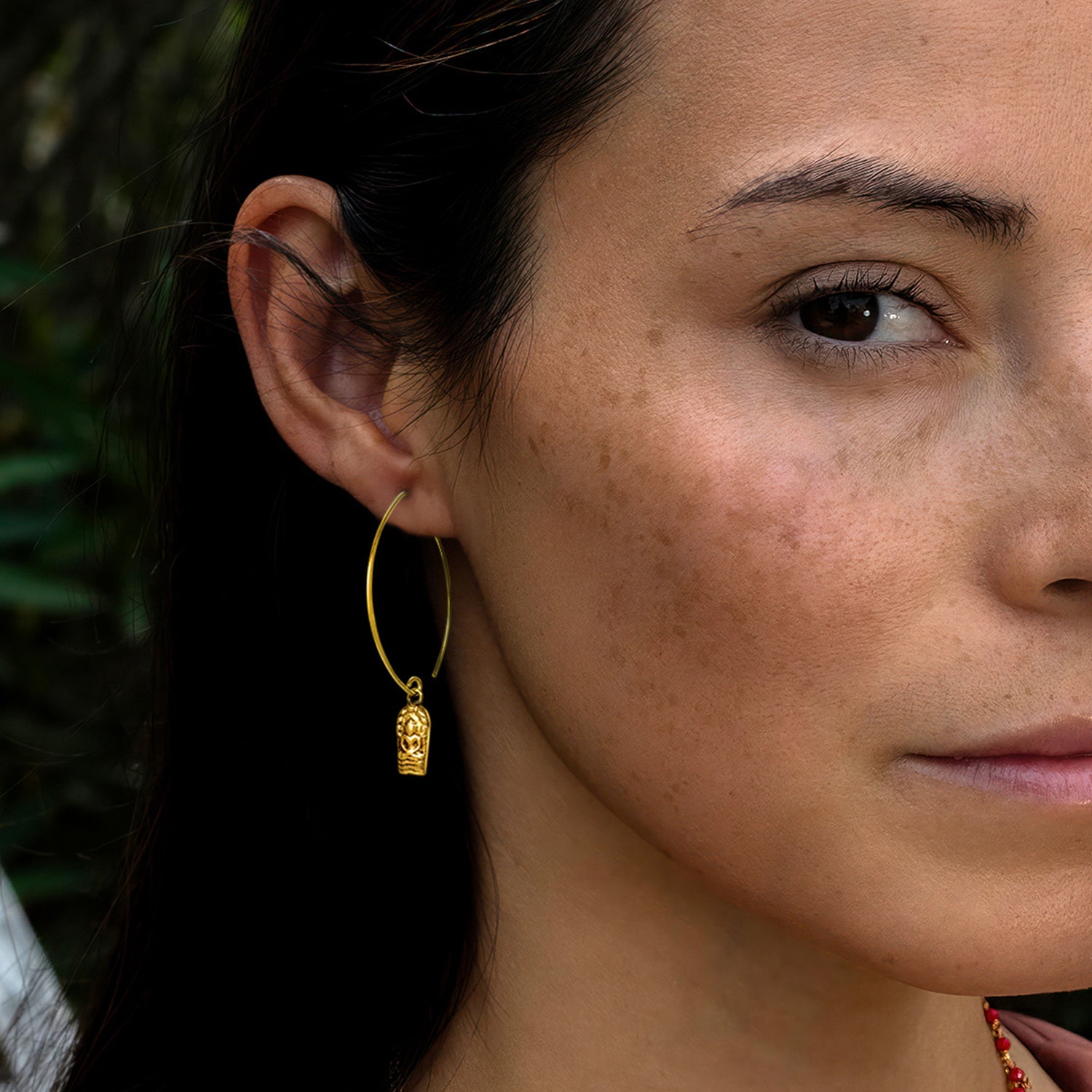 Die Yogalehrerin Steffi kombiniert Buddha Ohrhaken mini vergoldet aus Sterling Silber aus der Yoga Schmuckkollektion mit spirituellem Schmuck von ETERNAL BLISS