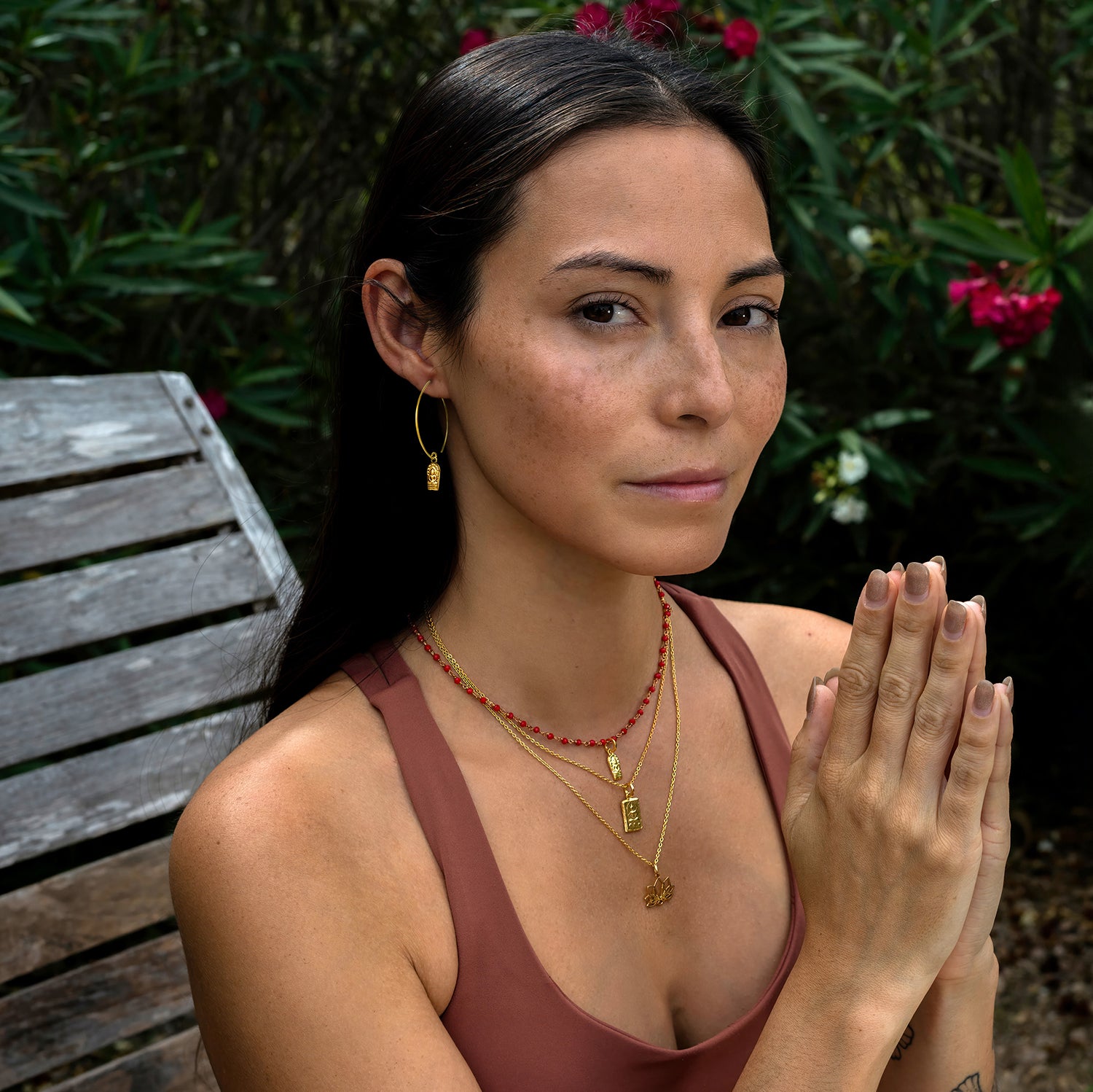 Die Yogalehrerin Steffi trägt unter anderem Buddha Ohrhaken mini vergoldet aus Sterling Silber von ETERNAL BLISS - Spiritueller Schumuck