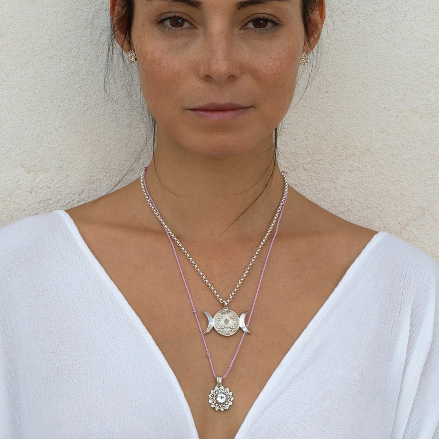 Steffi, Yogalehrerin auf Bali, trägt eine Kronen Chakra Kette mit einem Bergkristall Edelstein in Sterling Silber von ETERNAL BLISS