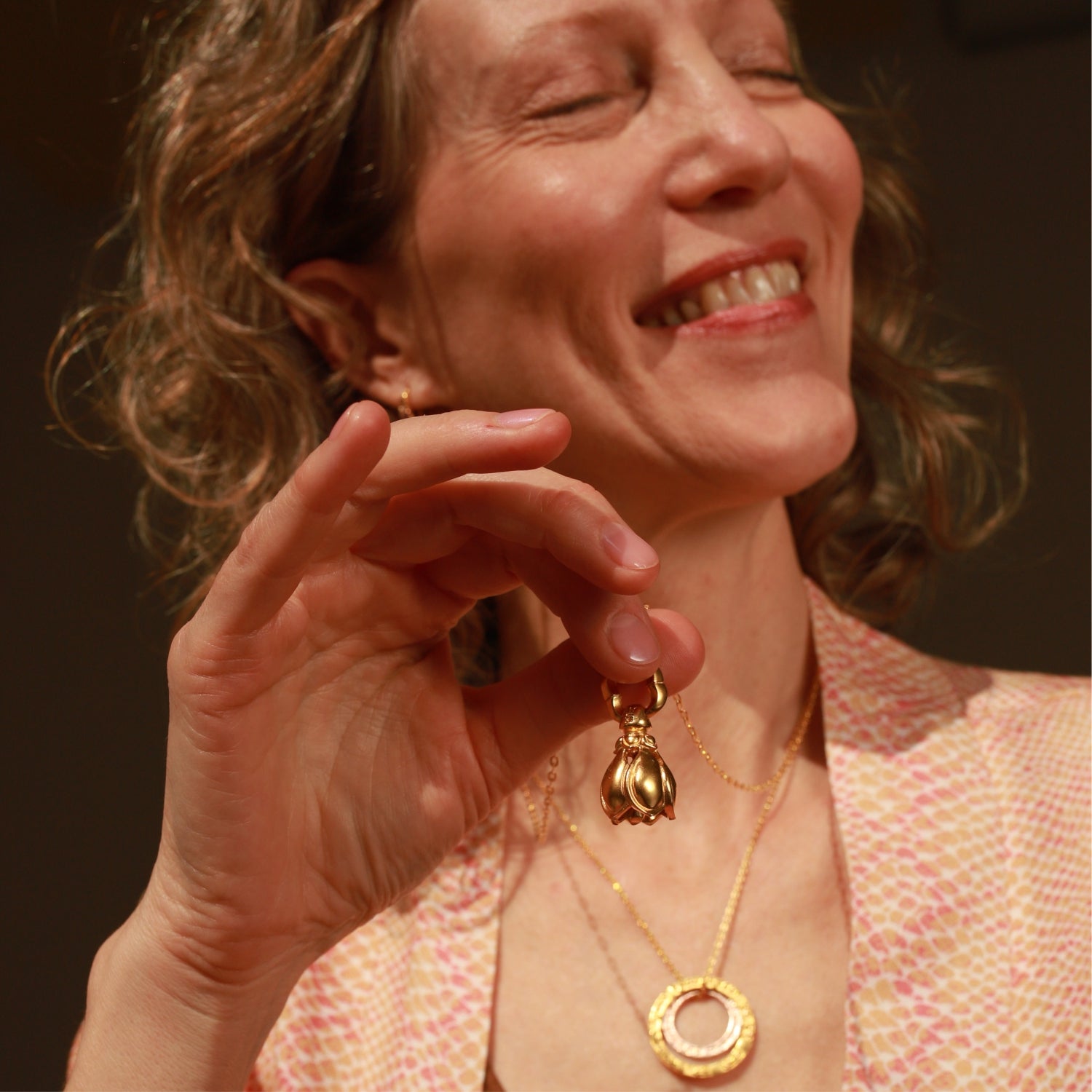 Elena Lustig, Yoga-Lehrerin in Berlin, trägt ein vergoldeten Lotus-Glöckchen-Anhänger von ETERNAL BLISS - Spiritueller Schmuck