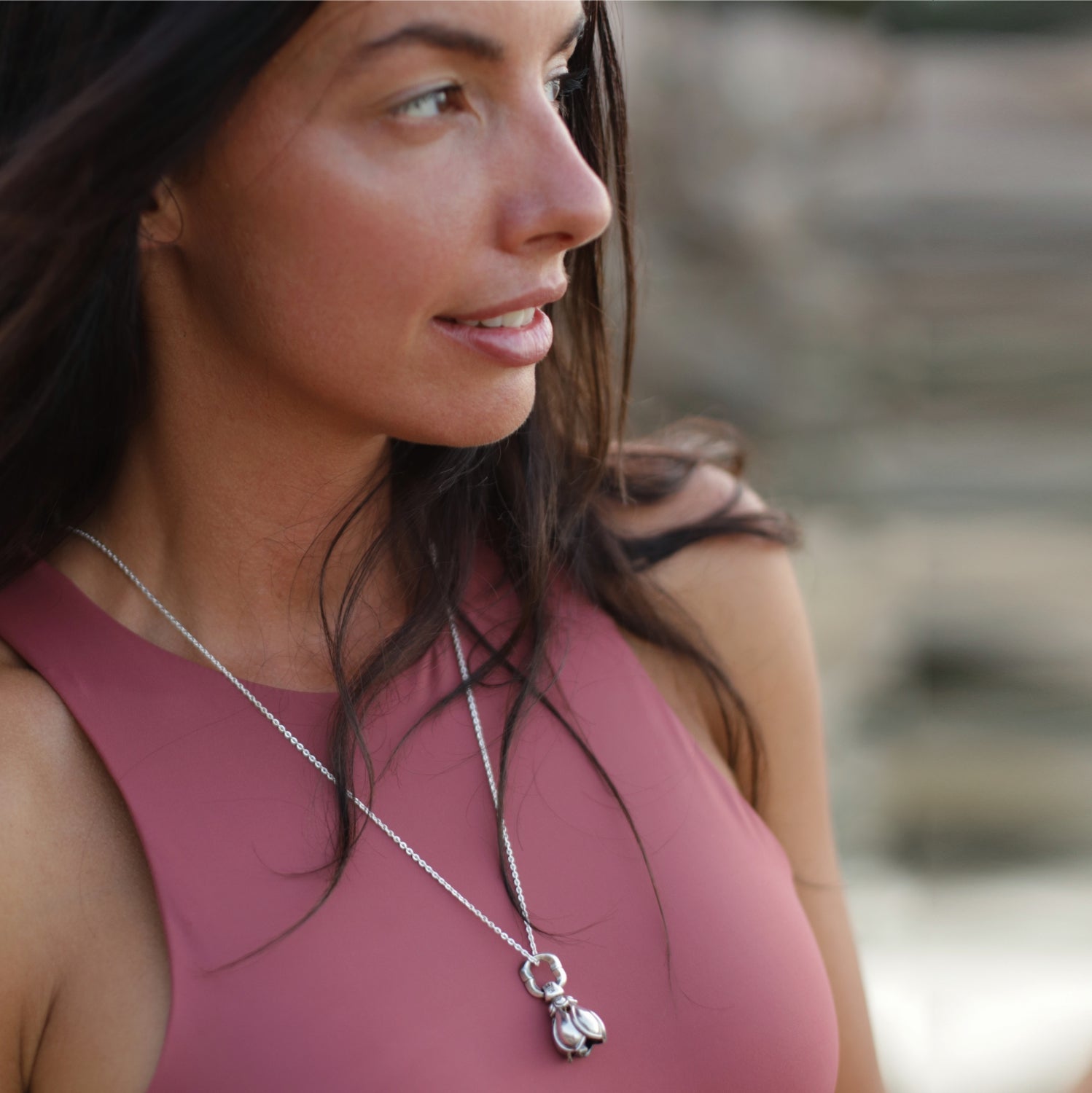 Gianna Winter, Yoga-Lehrerin in Bangkok, trägt ein silbernes Lotus-Glöckchen-Anhänger mit Kette von ETERNAL BLISS - Spiritueller Schmuck