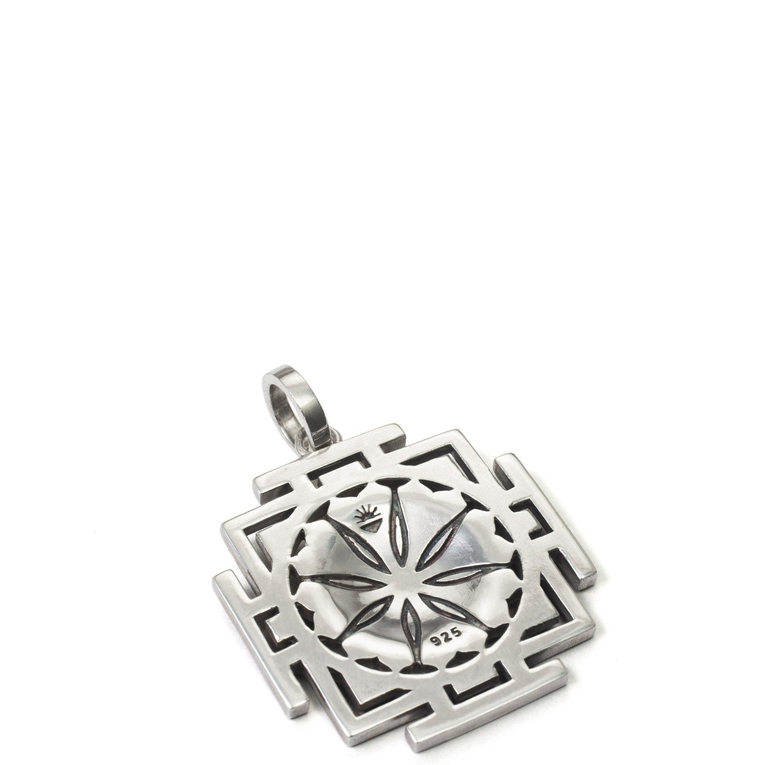 Feindetaillierte Rückseite vom Sri Yantra Anhänger aus Sterling Silber von ETERNAL BLISS - Spiritueller Schmuck