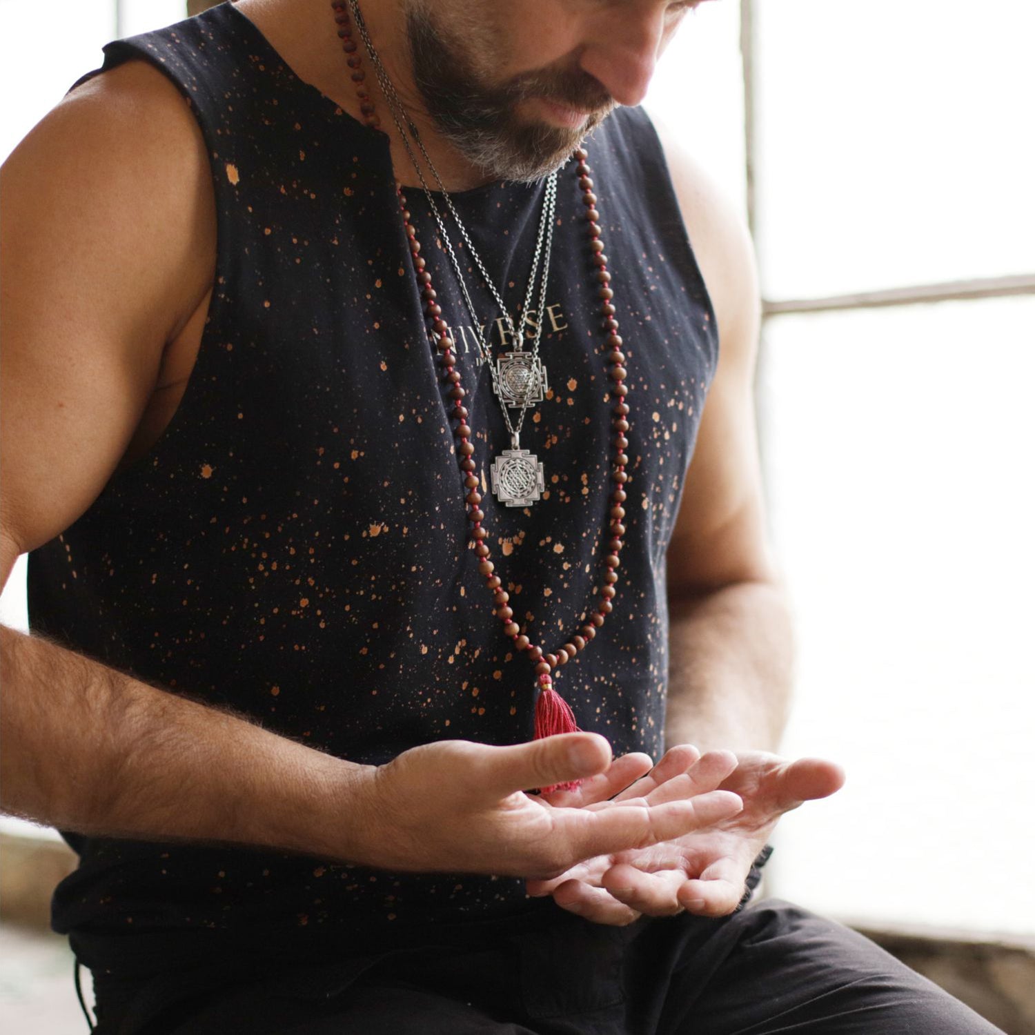 Zur Meditation trägt der leipziger Yogalehrer Valentin den Sri Yantra Anhänger Silber mit spirituellem Schmuck von ETERNAL BLISS