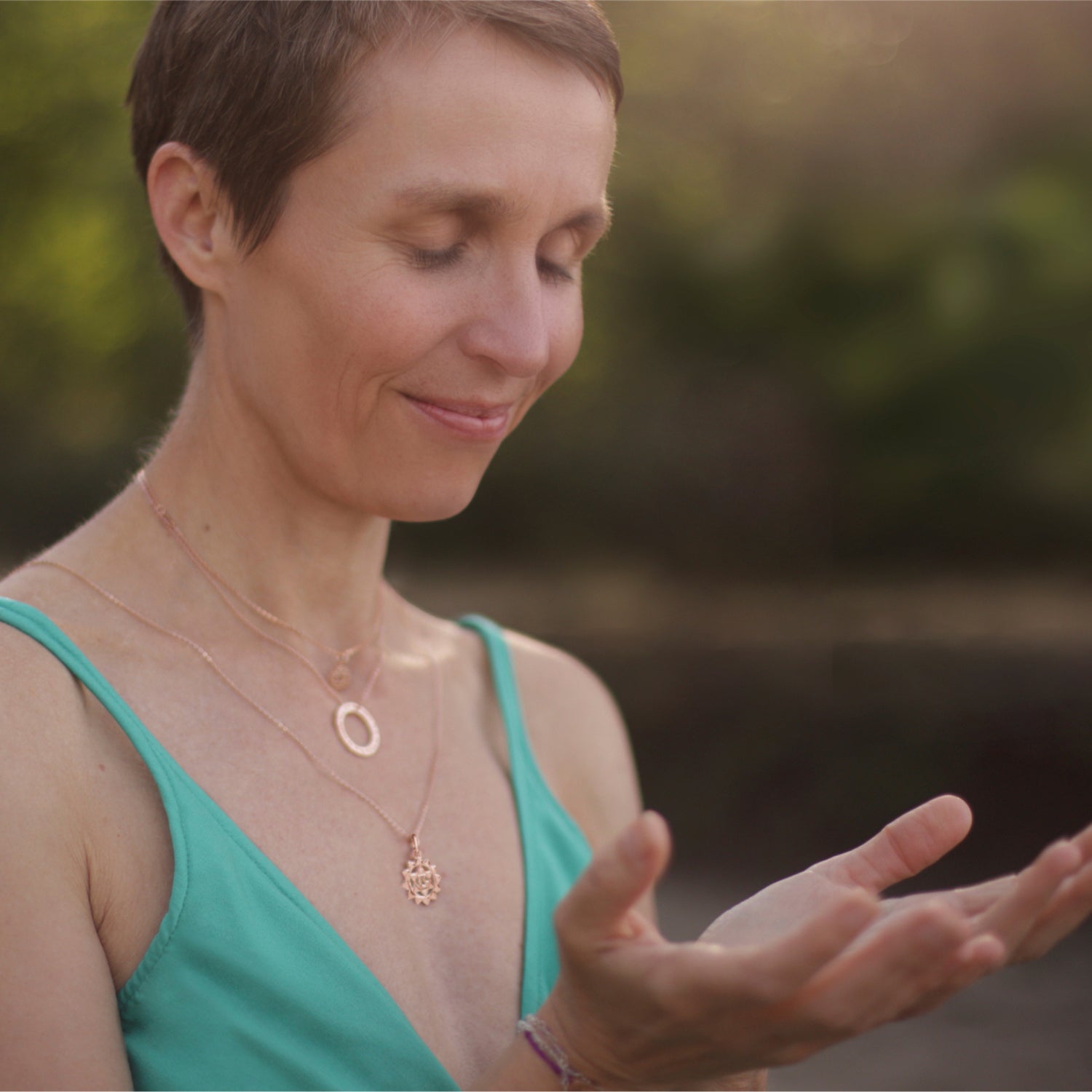 Die Berliner Yogalehrerin Anette Söhnlein trägt einen rosévergoldeten Herz Chakra Anhänger  mit Kette von ETERNAL BLISS - Spriritueller Schmuck