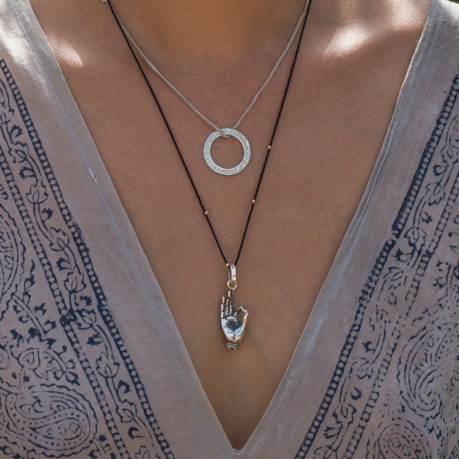 Detail von: Die Yoga-Lehrerin Steffi trägt einen Gyan-Mudra-Anhänger aus hochwertigem Sterling Silber zu spirituellen Schmuck von ETERNAL BLISS