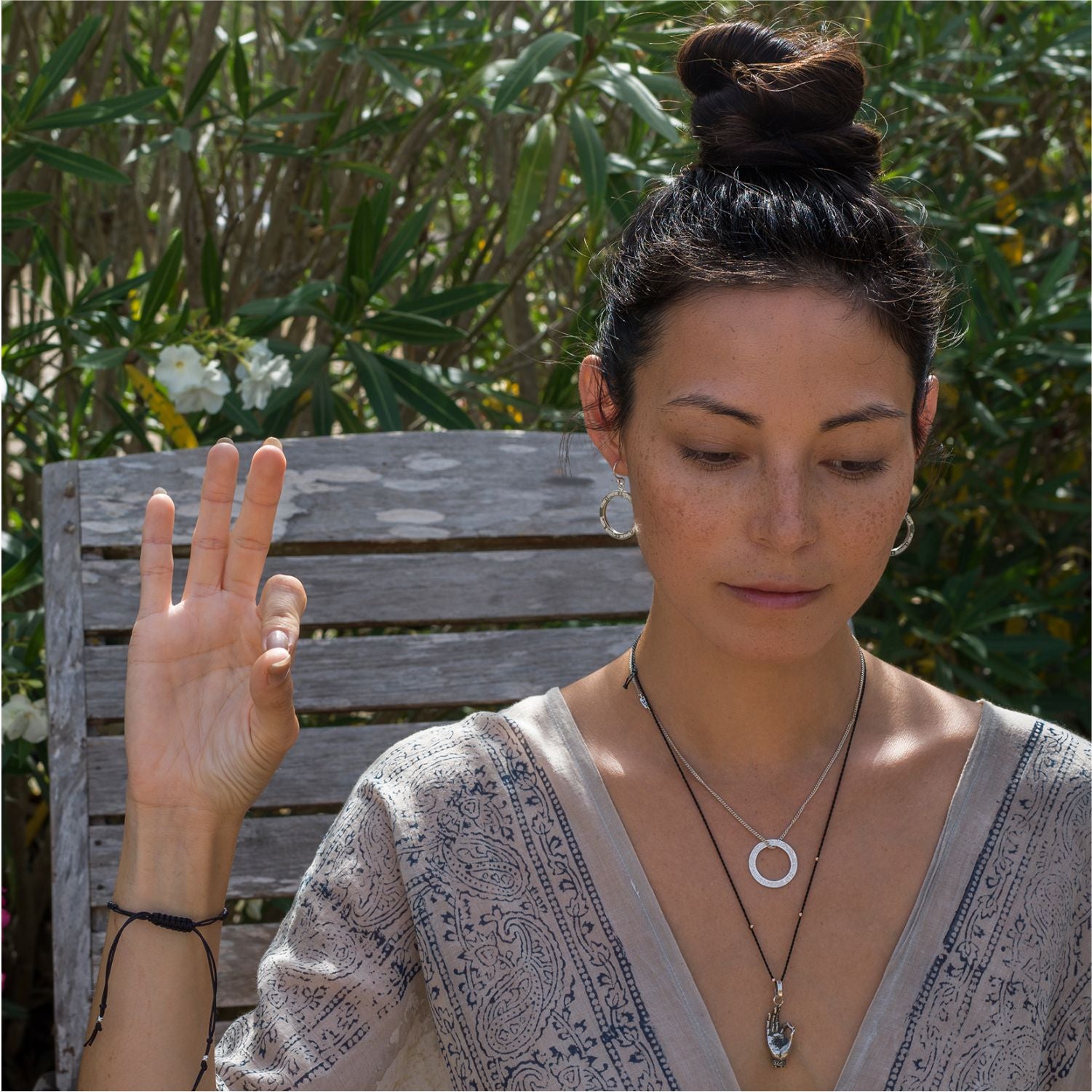 Die Yoga-Lehrerin Steffi trägt einen Gyan-Mudra-Anhänger aus hochwertigem Sterling Silber zu Mantra-Schmuck von ETERNAL BLISS