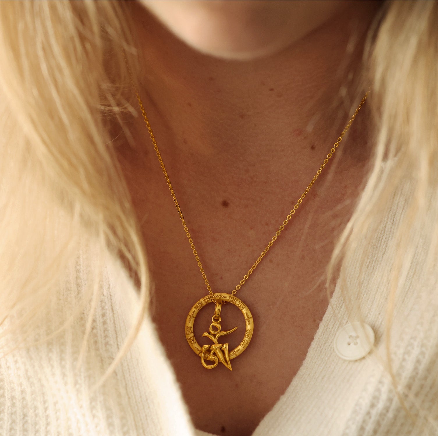 Detail von Luisa trägt die vergoldetete Halskette "Kosmische Liebe" mit Aham-Prema-Mantra-Anhänger und tibetischem Om aus Sterling Silber von ETERNAL BLISS - Spiritueller Schmuck