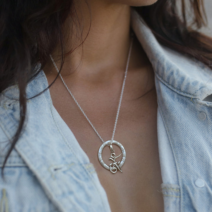 Yoga teacher Gianna trägt eine Silberkette "Universelle Liebe" mit Aham-Prema-Mantra-Anhänger und Anhänger Tibetisches Om aus Sterling Silber