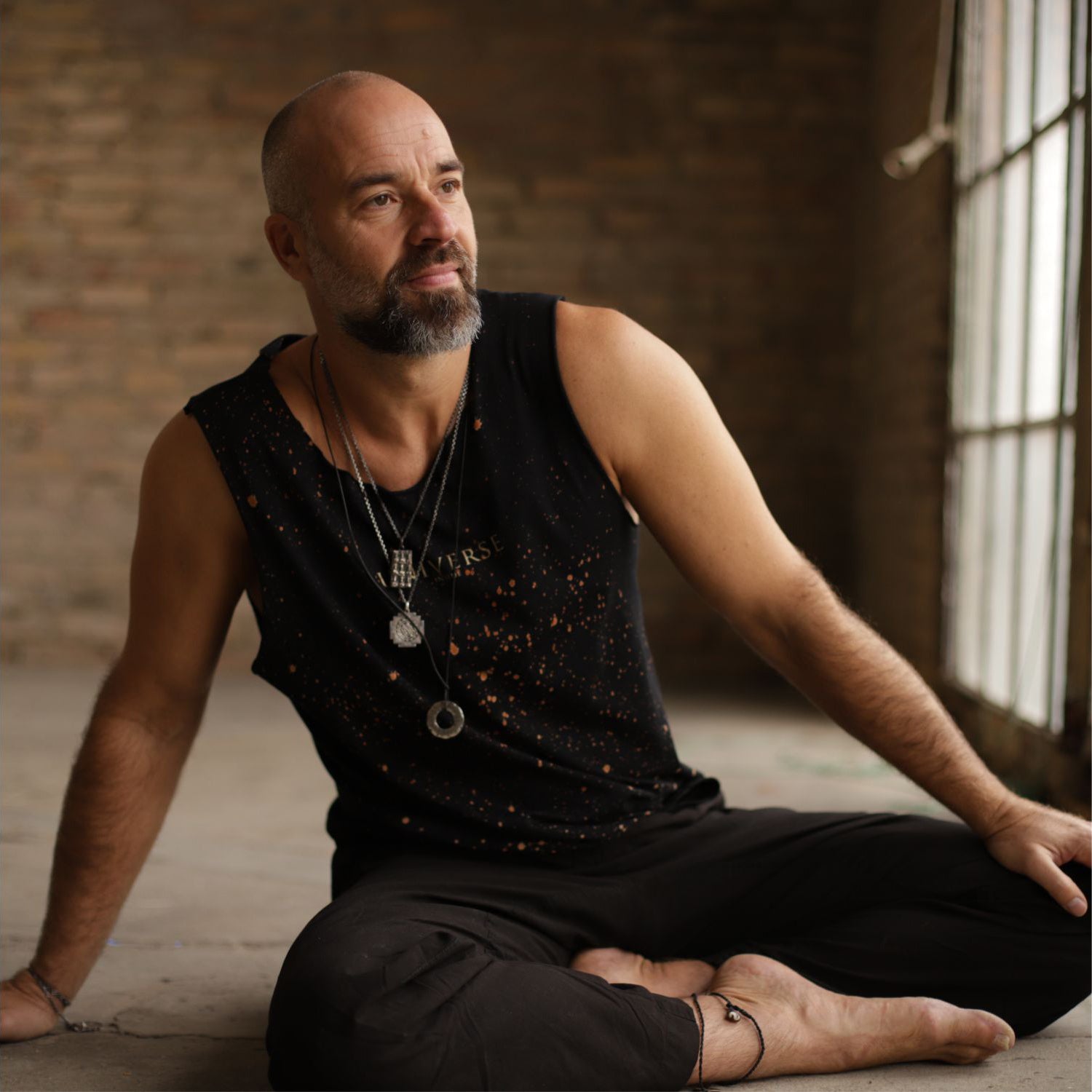 Yoga Lehrer Valentin kombiniert ein Om Mani Padme Hum Mantra Anhänger groß in Sterling Silber mit  spirituellen Schmuck von ETERNAL BLISS