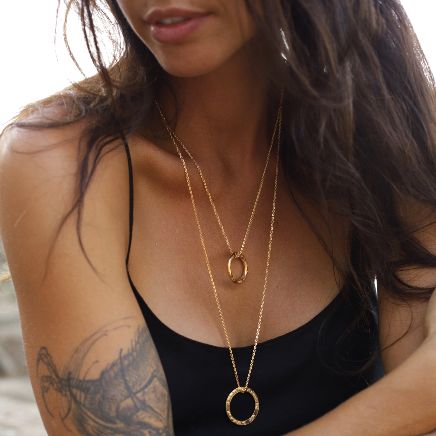 Die Yogalehrerin Steffi kombiniert ein Kali Mantra Anhänger vergoldet aus Sterling Silber aus der Yoga Schmuckkollektion mit spirituellem Schmuck von ETERNAL BLISS