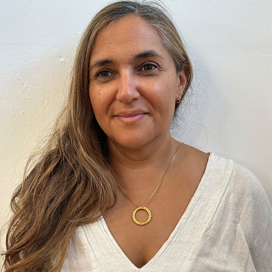 Mitali von The Sat-Nam-Sessions trägt einen vergoldeten Sat-Nam-Mantra-Anhänger aus Sterling Silber von ETERNAL BLISS - Spiritueller Schmuck