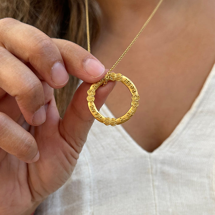 Mitali von The Sat-Nam-Sessions zeigt hier einen vergoldeten Sat-Nam-Mantra-Anhänger aus Sterling Silber von ETERNAL BLISS - Spiritueller Schmuck