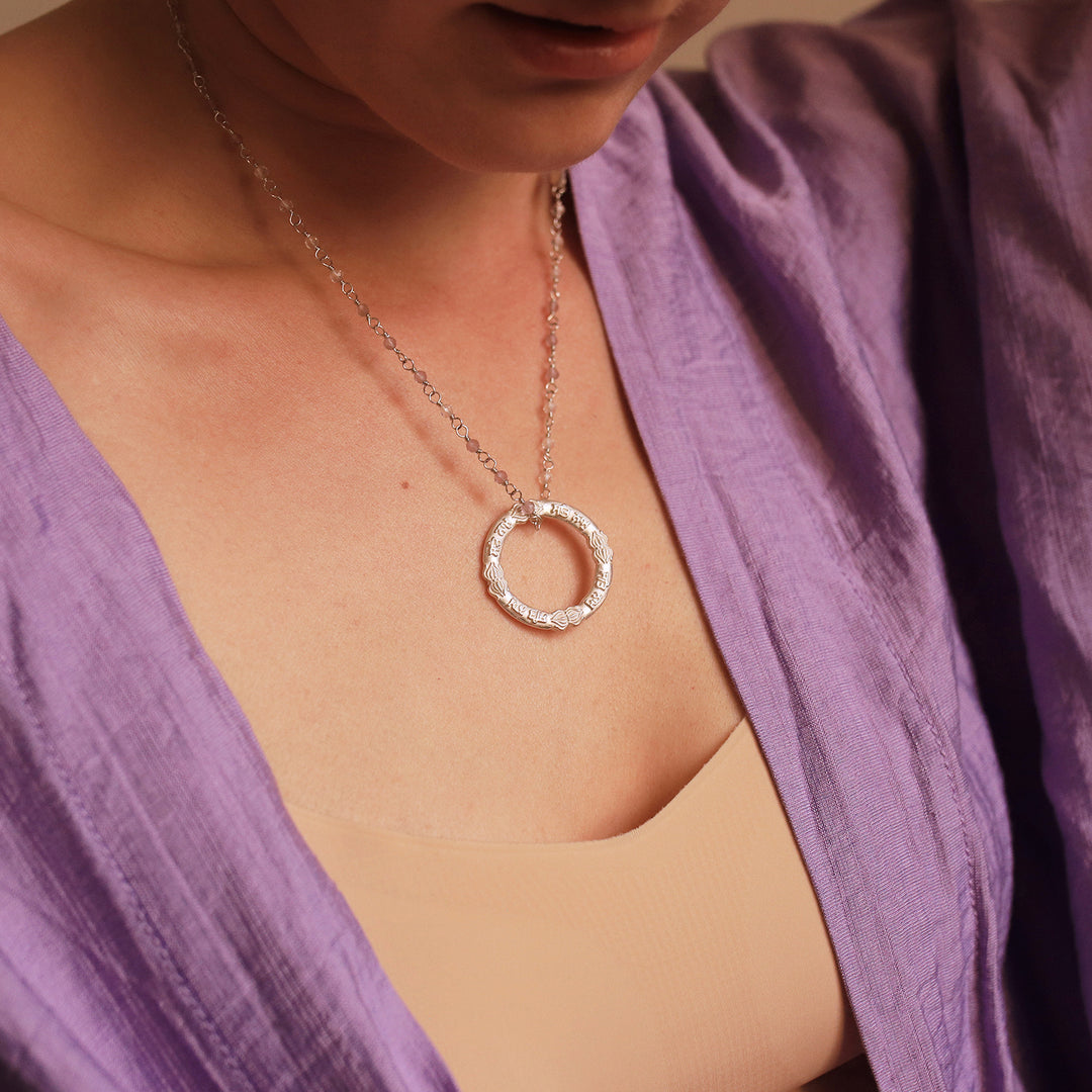 Cora trägt den Sat-Nam-Mantra-Anhänger aus Sterling Silber von ETERNAL BLISS - Spiritueller Schmuck