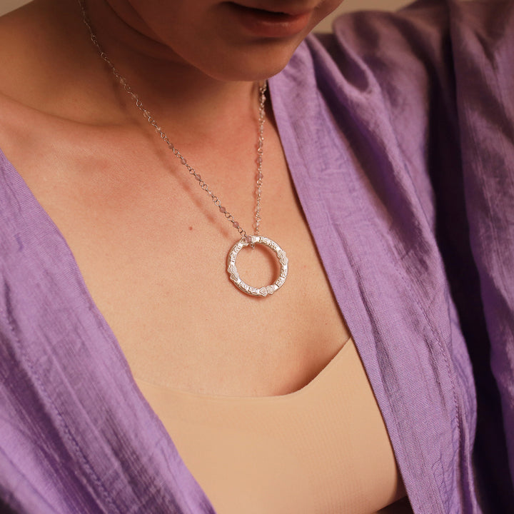 Cora trägt den Sat-Nam-Mantra-Anhänger aus Sterling Silber von ETERNAL BLISS - Spiritueller Schmuck