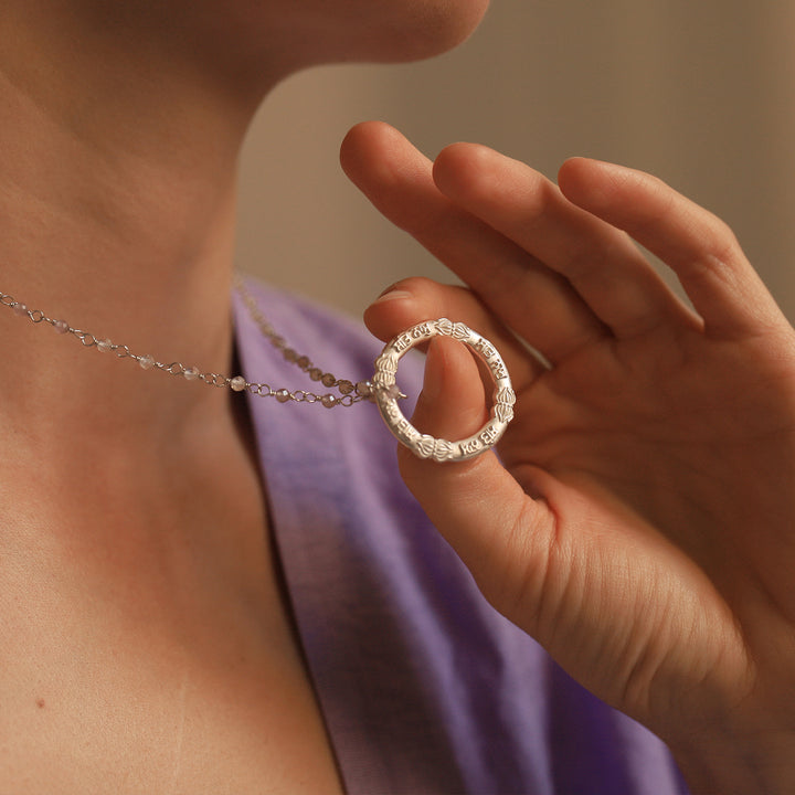 Cora trägt den Sat-Nam-Mantra-Anhänger aus Sterling Silber von ETERNAL BLISS - Spiritueller Schmuck an einer Mental-Flow-Kette